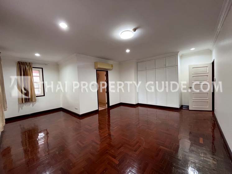 House with Shared Pool in Bangnatrad 